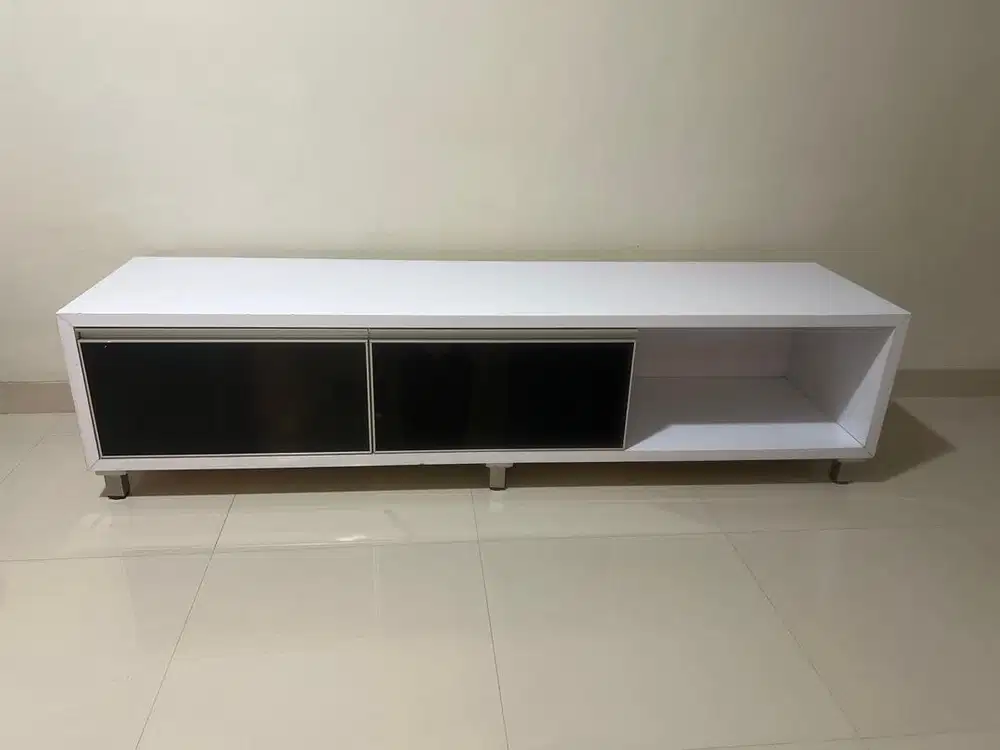 Meja TV bekas kondisi bagus