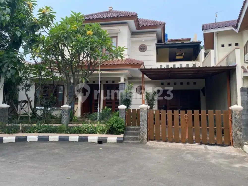 Rumah dengan Kolam Renang di Bintaro Sektor 7, Jaksel