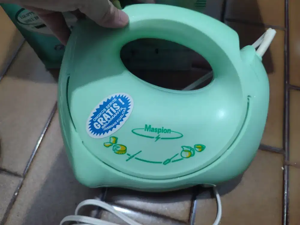Hand mixer mungil merk MASPION