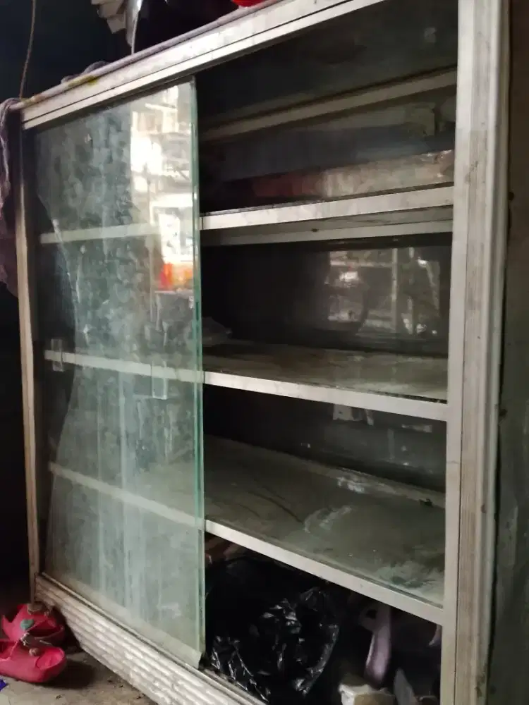 Di jual etalase