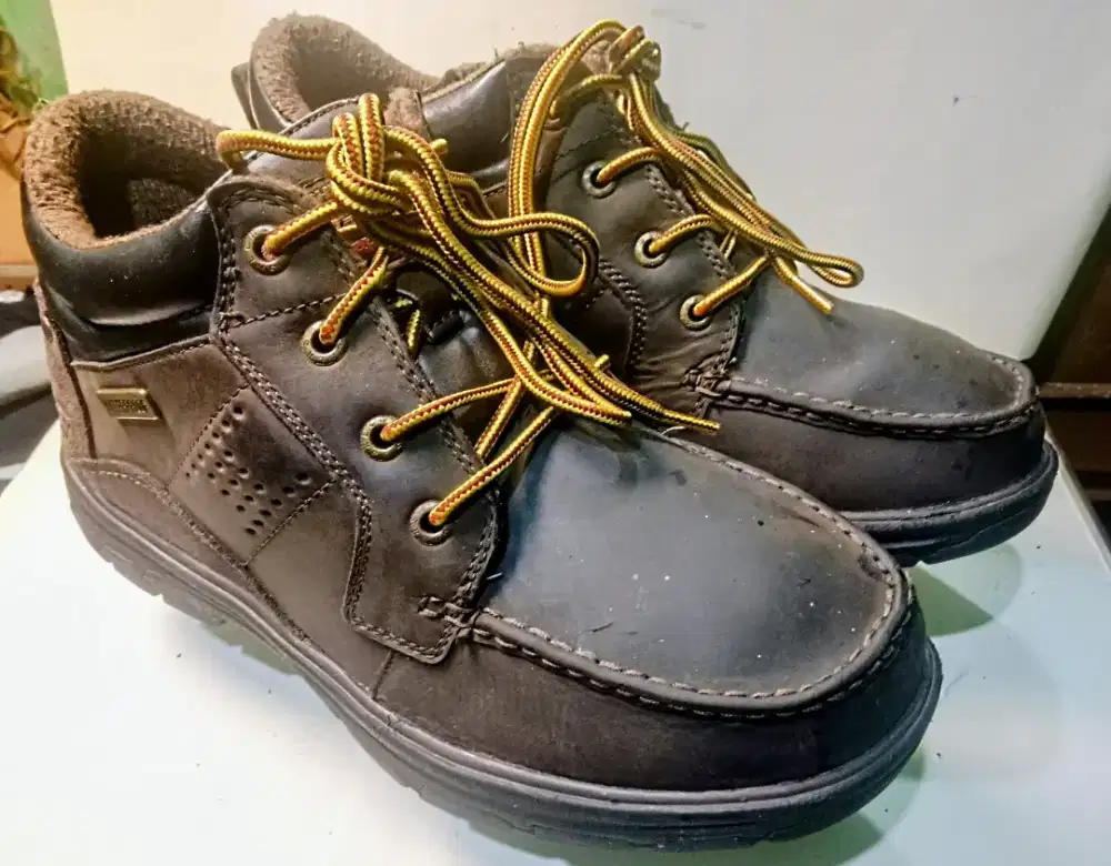 Size 43 - Skechers - Sepatu Pria Casual Kulit Keren