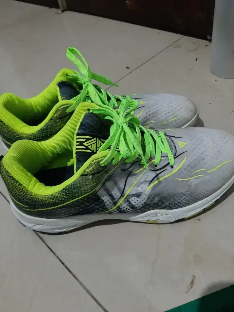 Sepatu badminton / tenis