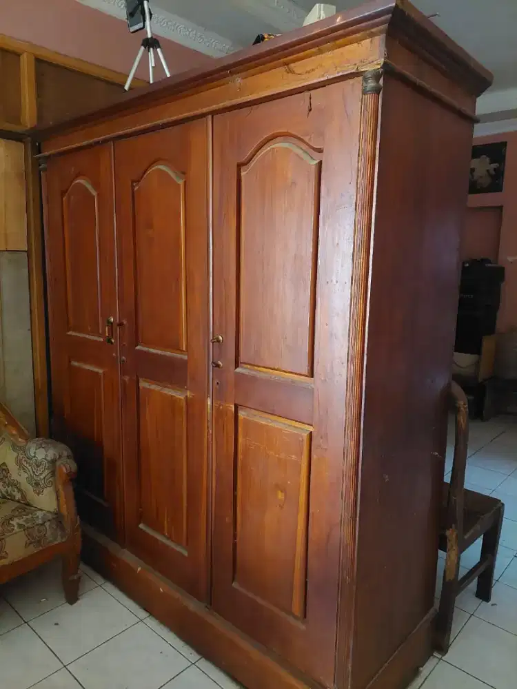 di jual lemari jati tiga pintu kondisi masih bagus
