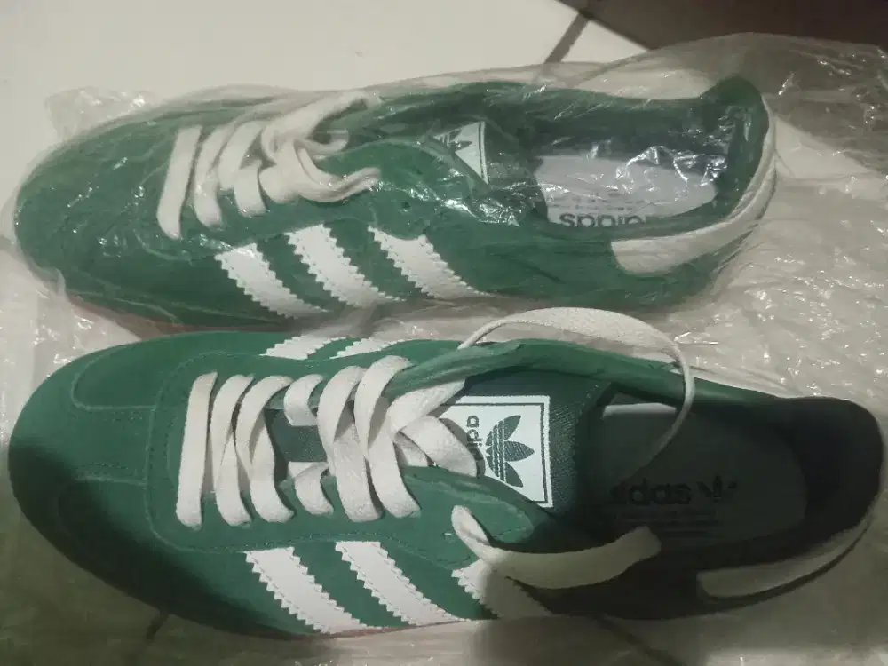 Sepatu sport adidas