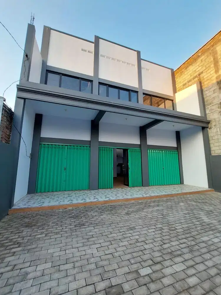 Bangunan Cafe / toko tanpa isi dan furniture siap huni