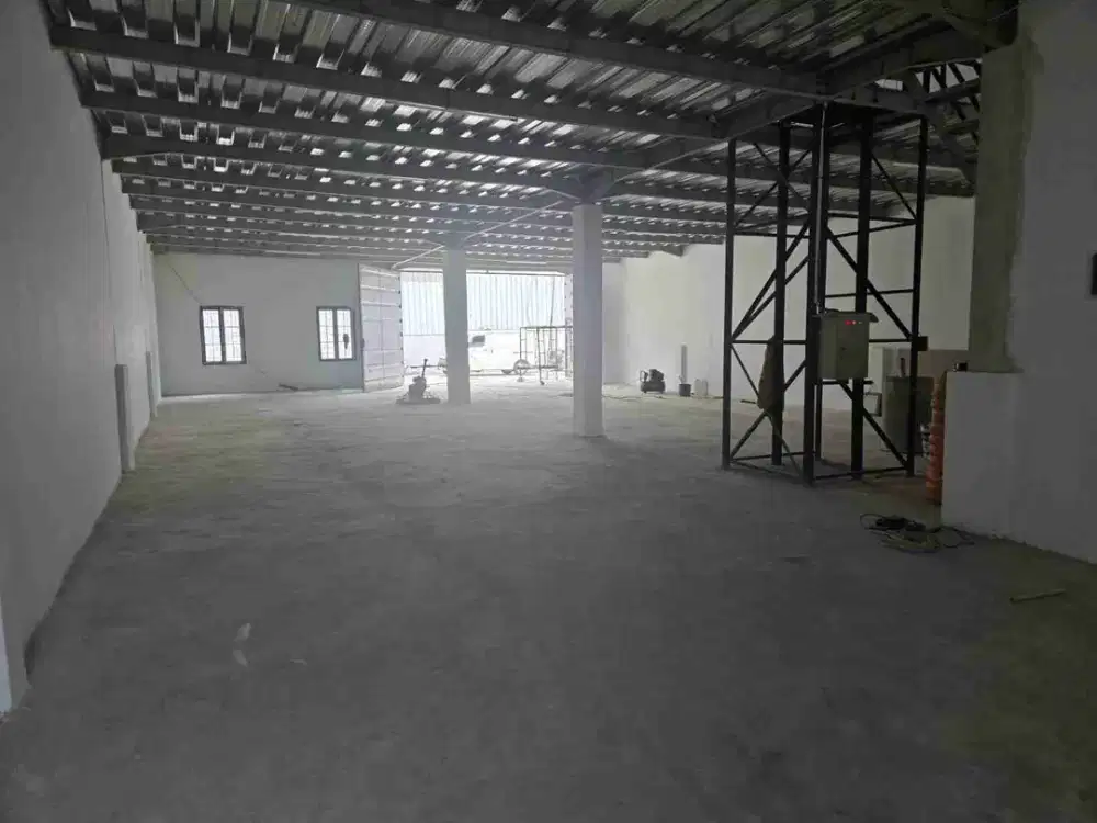 Gudang Strategis Dekat PIK 2 – 2 Lantai + Mezzanine, Lift Barang 2 Ton