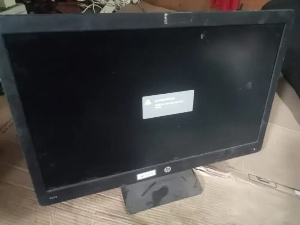 Aksesoris jual monitor 23in merk hp normal minus kotor.