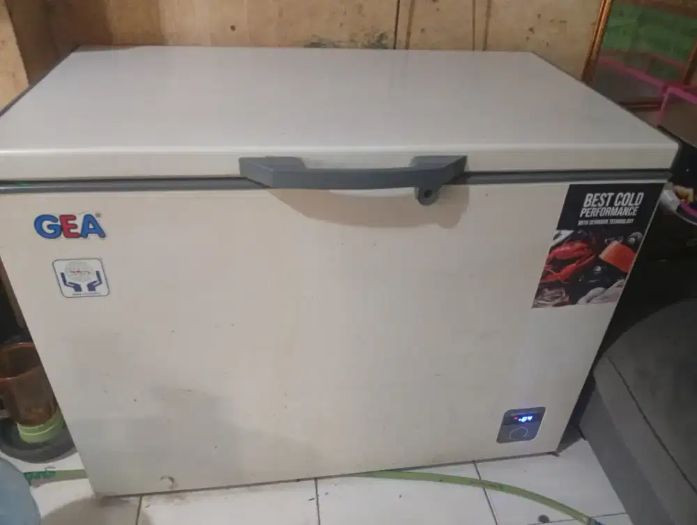 Dijual freezer besar kondisi mulus bagus