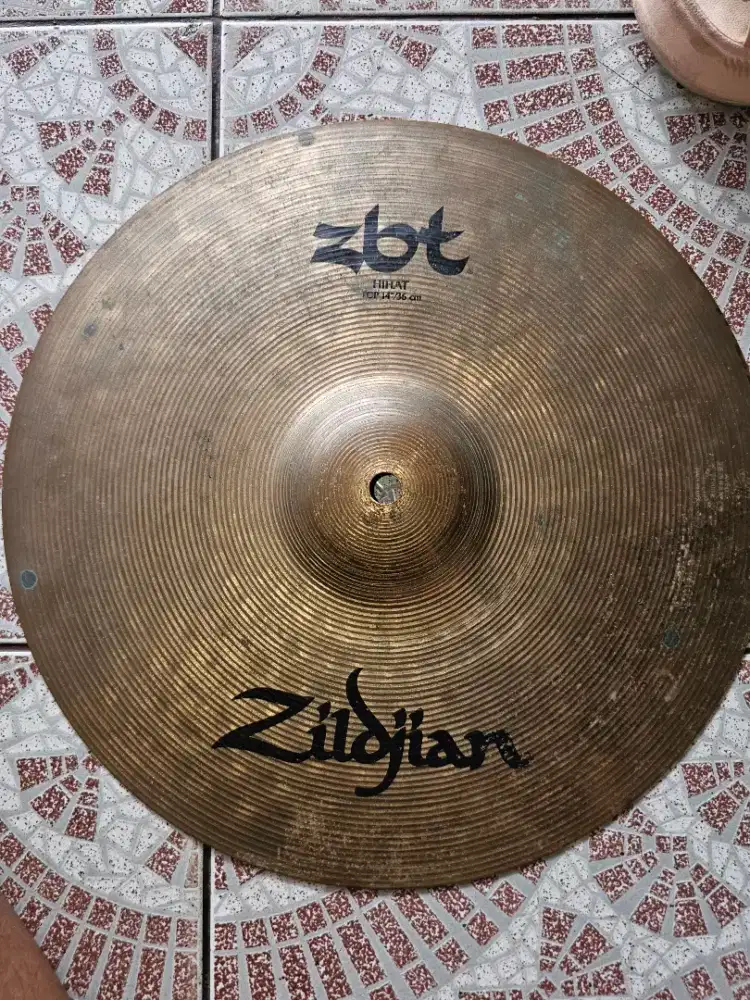 satu keping simbal Zildjian ZBT 14 Hi-Hat (bagian Top).