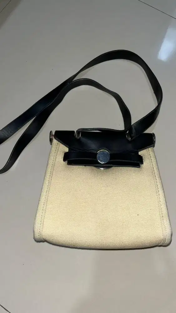Tas Selempang Kanvas Krem Kombinasi Kulit Hitam (Preloved)