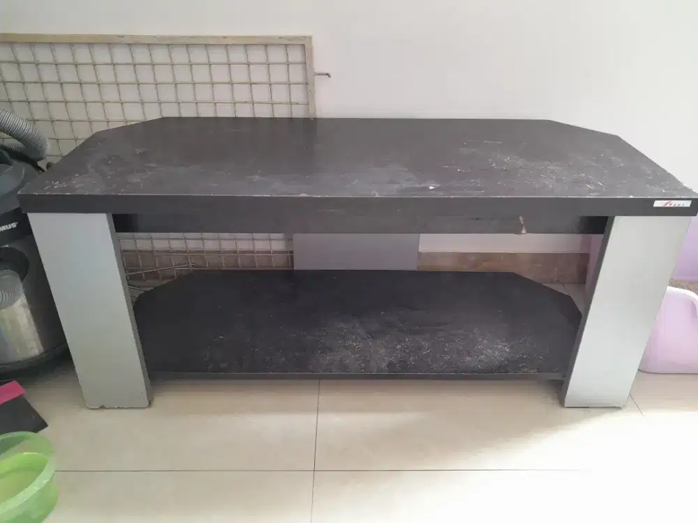 Meja untuk TV warna hitam