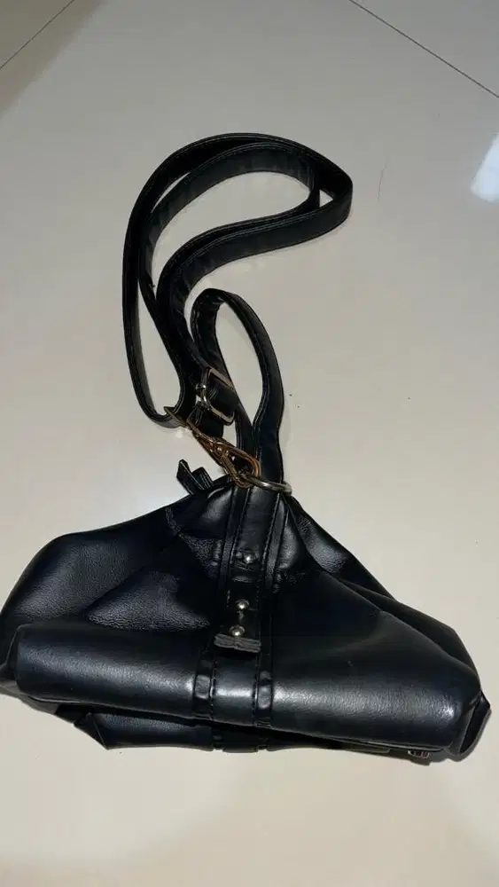 Tas Hobo Kulit Hitam - Resleting Rusak