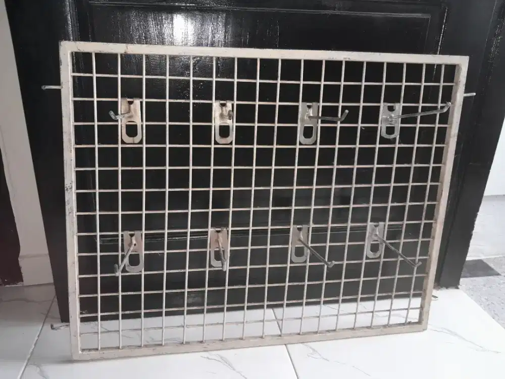 Besi Display tempel tembok