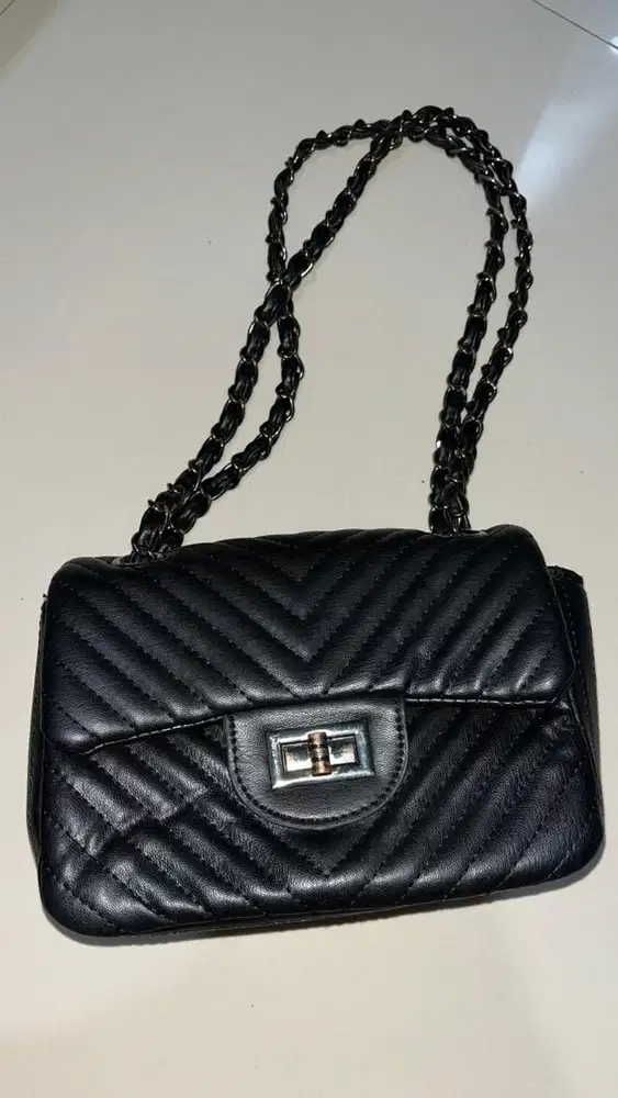 Tas Flap Kulit Hitam Quilted Chevron - Hon&Yan (Preloved)