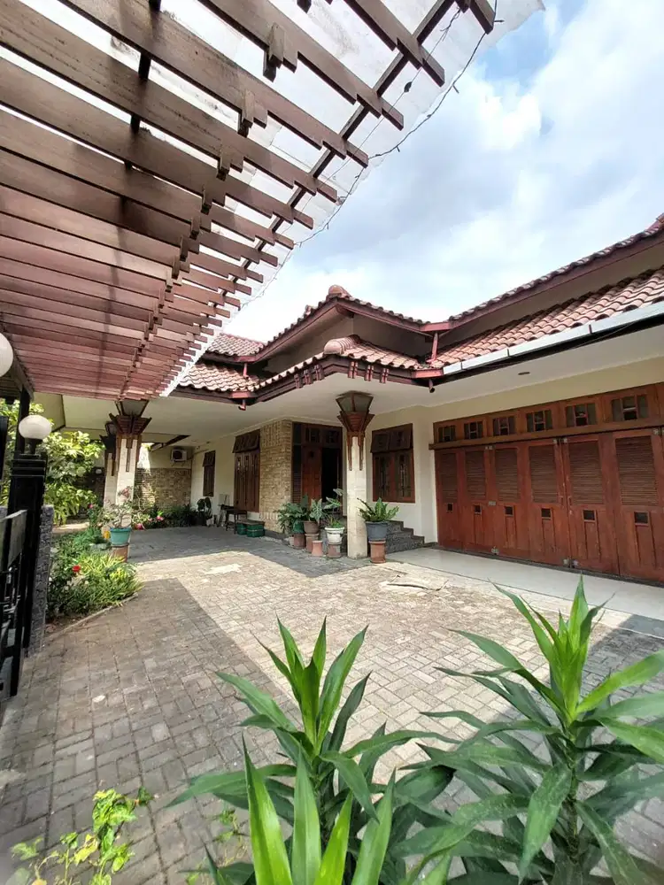 Rumah Klasik Mewah di Pandega dekat Kampus UGM