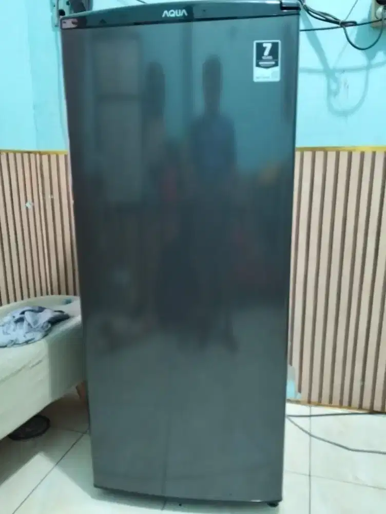 freezer 6 rak Aqua mulus seperti baru
