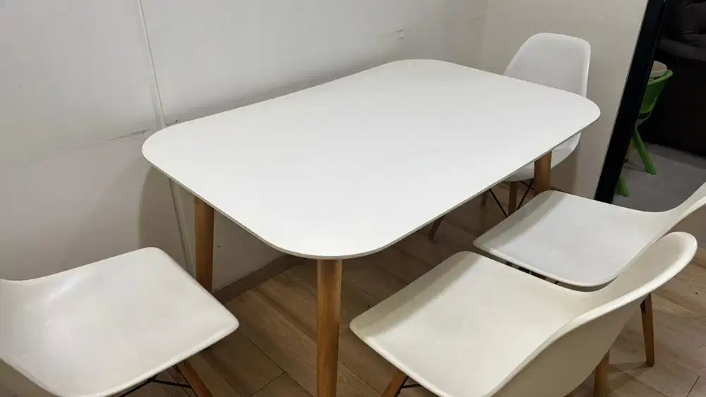 Dijual 1 Set Meja Makan dan 4 Kursi