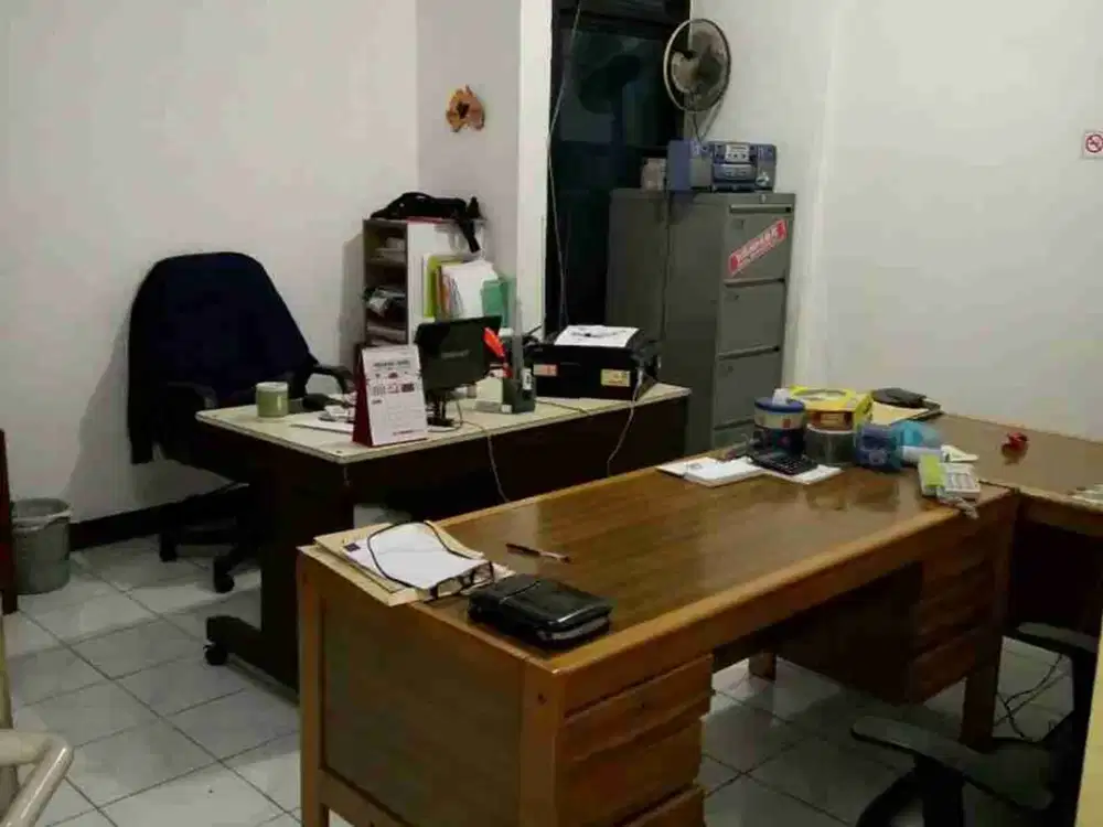 ....disewa ruko 3 lantai di moch toha mainroad pusat kota dekat tol, pasar, rumah sakit, pusat kuliner........