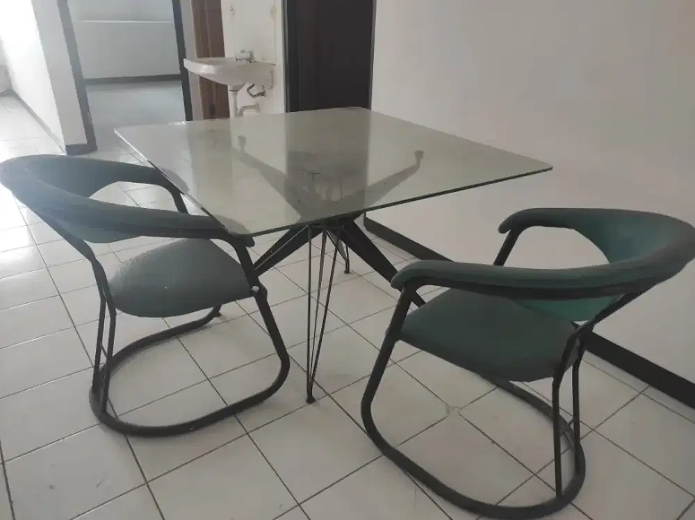 Preloved Meja Makan + Kursi

. Sudah termasuk 3 kursi