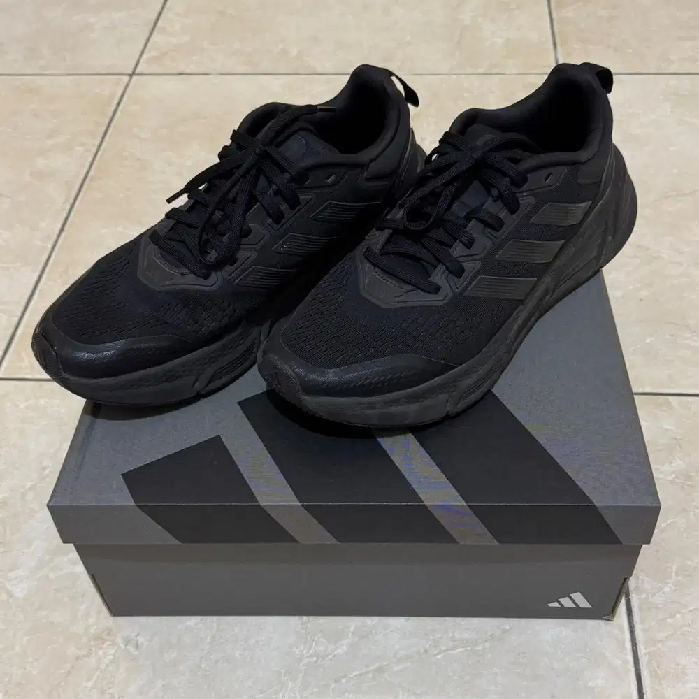 Sepatu Adidas Questar Full Black Size 43 1/3 Original