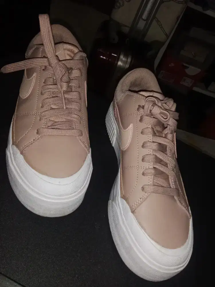 Nike sepatu wanita