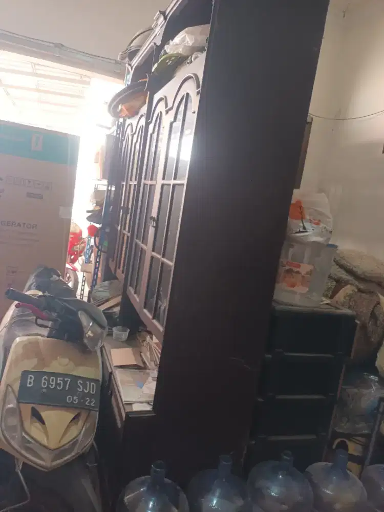 lemari pajangan satu set