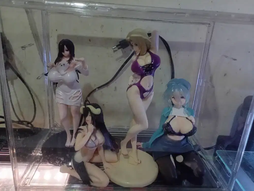 4 Action figure sexy tinggi 20cm dan mika display