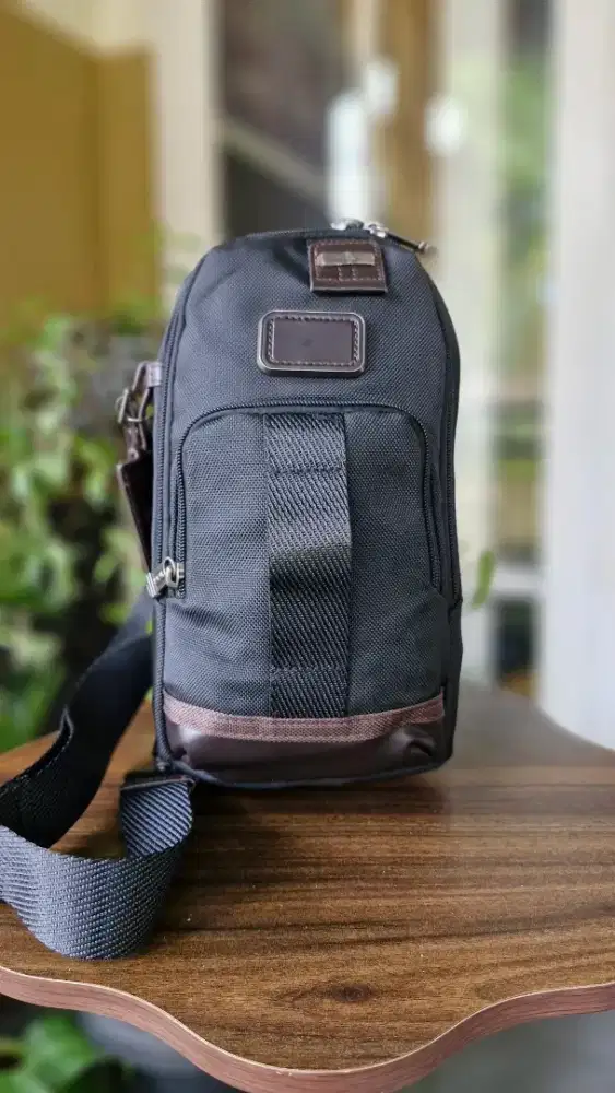 Tas selempang dada brand TUMI