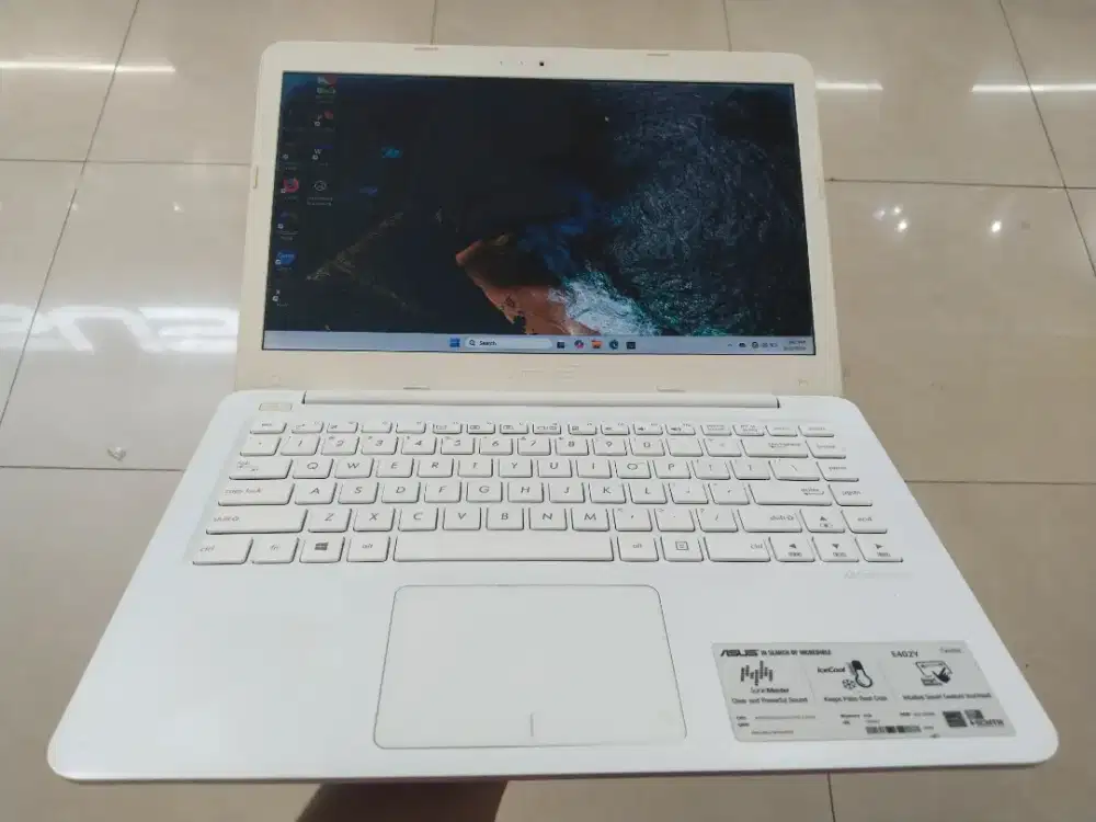 Dijual laptop Asus Windows 11 Warna putih Ram 4GB DDR4 SSD 256GB