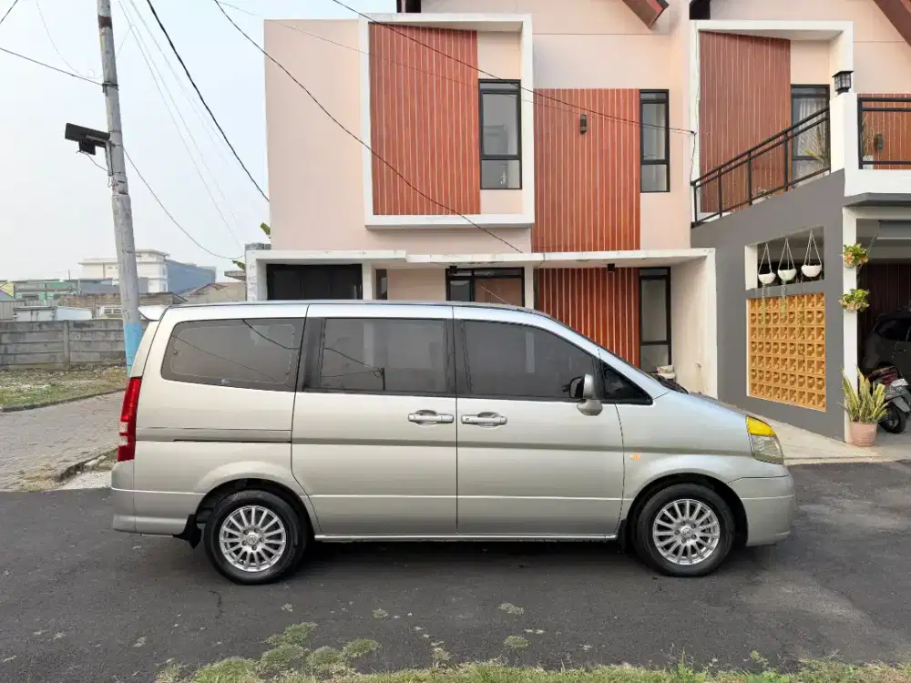 Dijual Serena 2.0 CT 2012 A/T KM 110 Ribuan