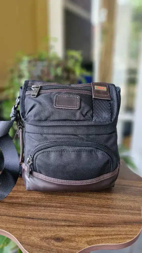 Tas selempang brand TUMI