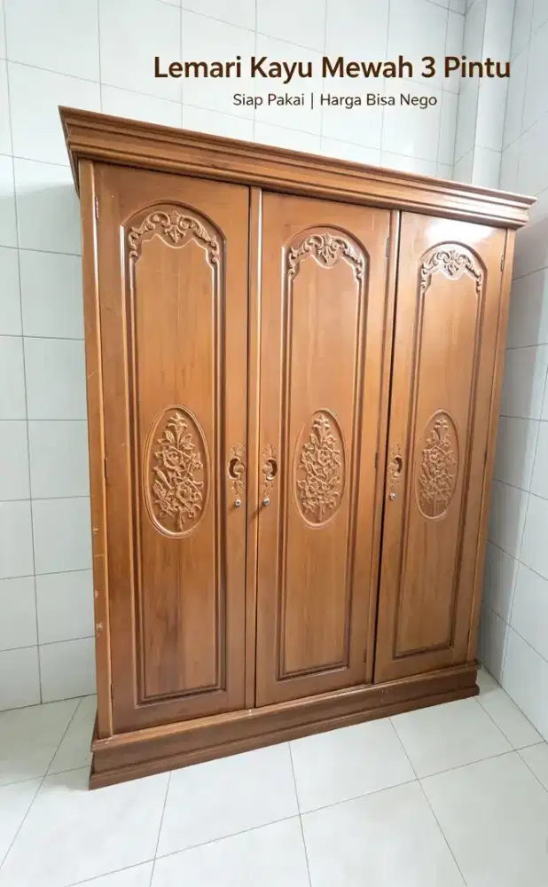 DIJUAL LEMARI JATI ASLI TUA 3 PINTU UKIR
