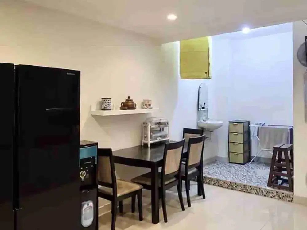 Dijual Rumah 2lt Depan Taman di Taman Palem Jakarta