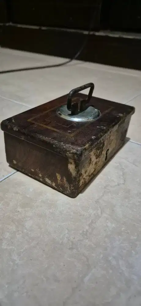 Brankas besi antik perhiasan lama