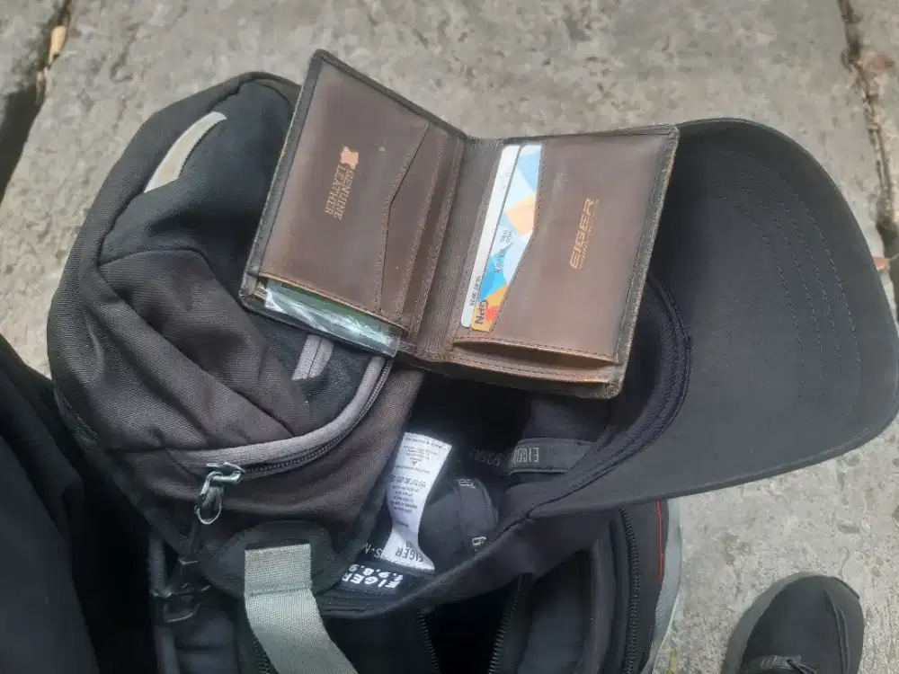 Tas dompet topi merk EIGER