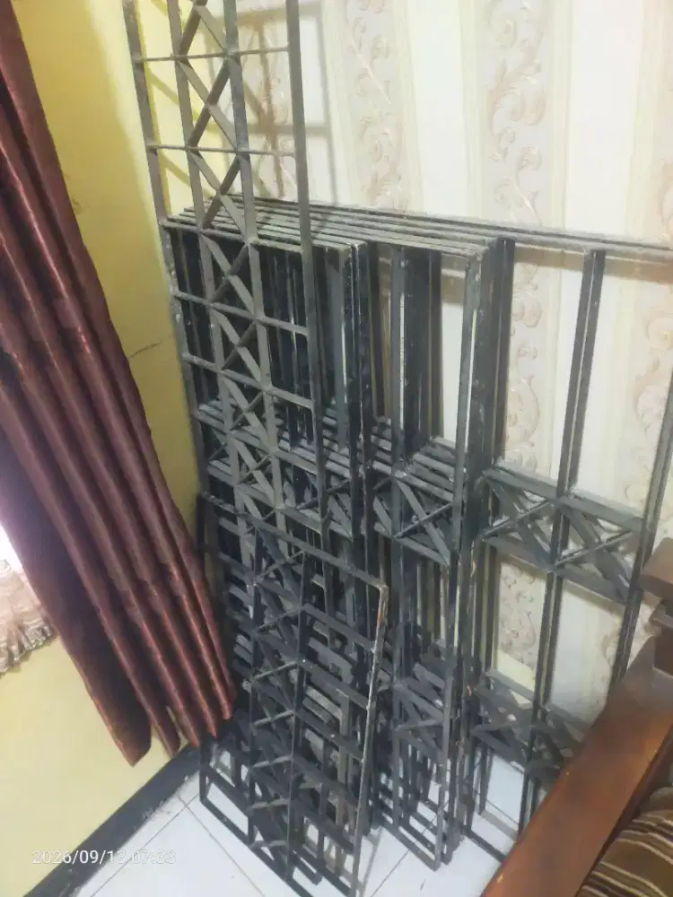 Tralis jendela bekas bongkaran