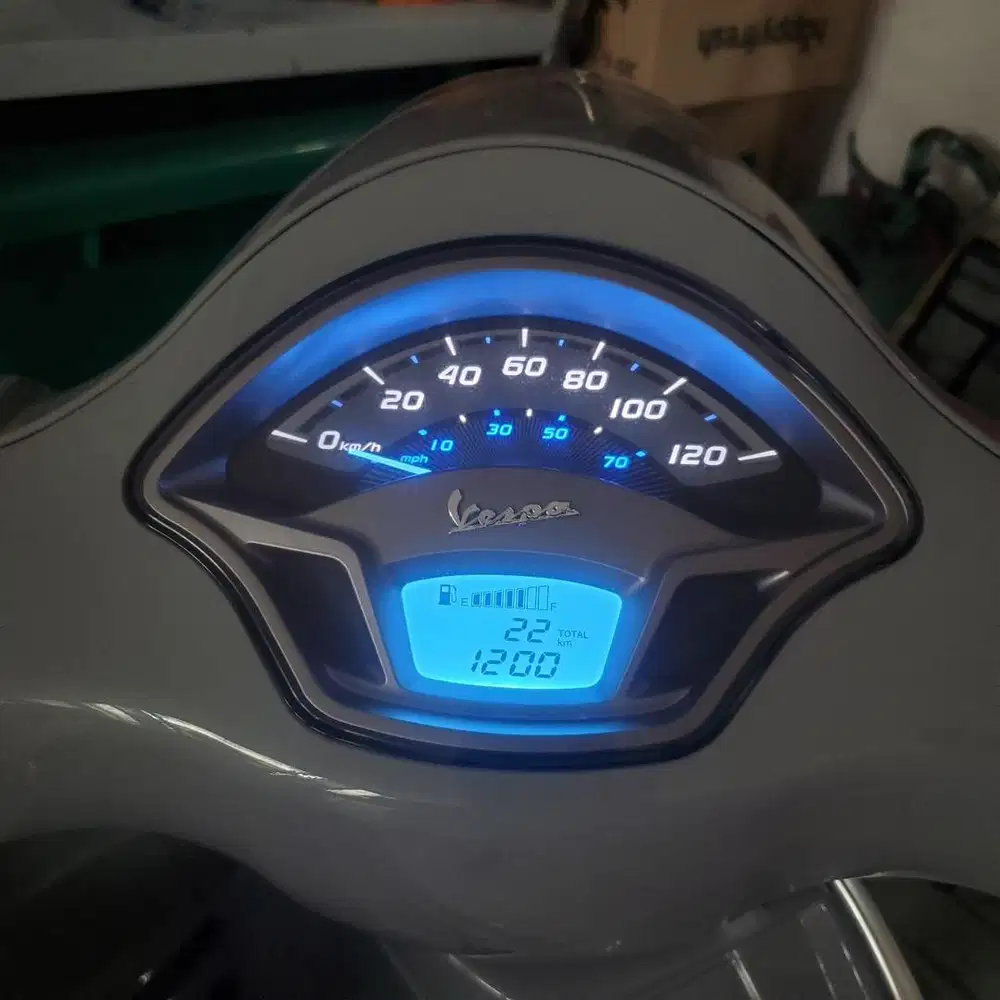 Vespa LX 125 i-get 2023 - Kondisi Seperti Baru (KM 22 Asli!)