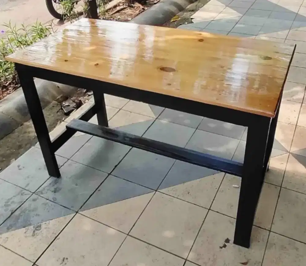 Meja makan jati belanda