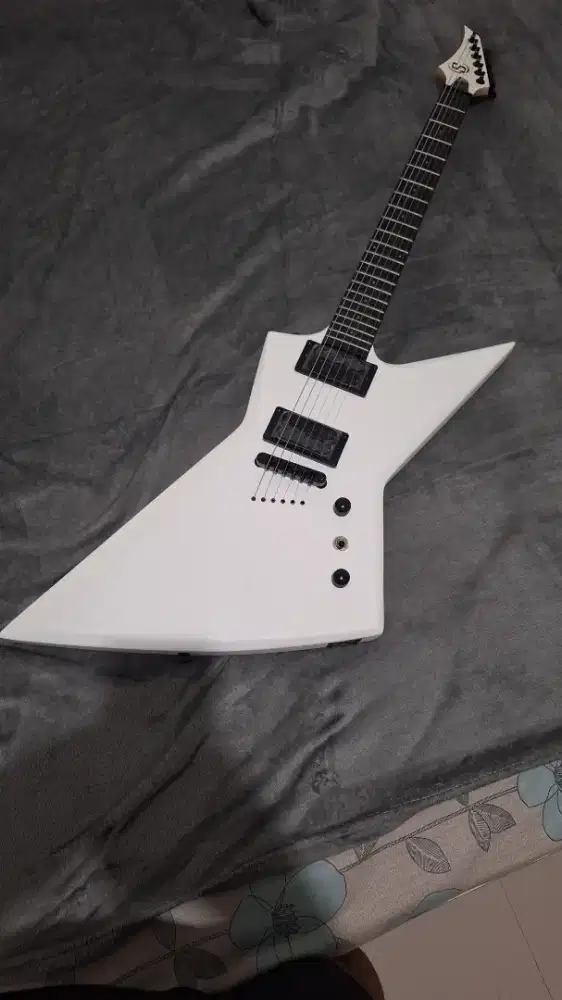 JUAL GITAR ELEKTRIK SOLAR EB4 6W