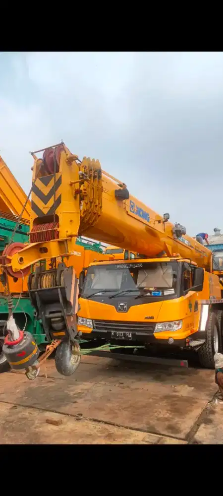 MOBILE CRANE 100 TON  XCMG  thn 2024