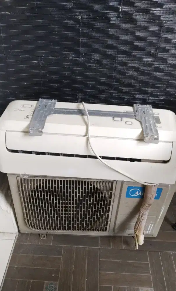 Dijual AC 1/2 PK seperti baru