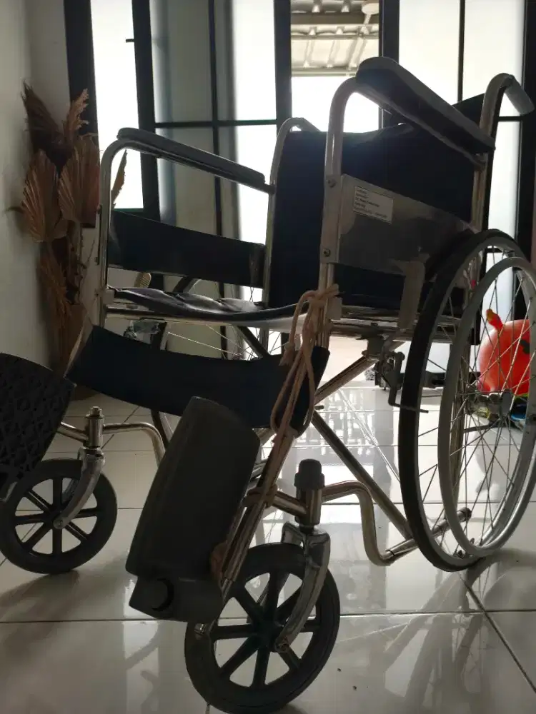 DIJUAL KURSI RODA BARU PAKAI 1 MINGGU – KONDISI LAYAK PAKAI