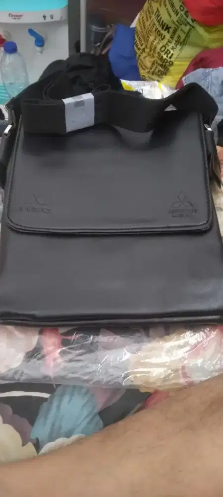 Tas slingbag Hitamsouvenir dari mobil baru.