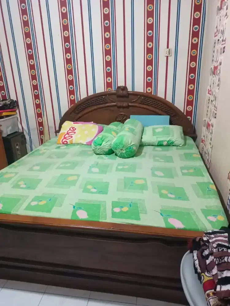 Tempat tidur jati