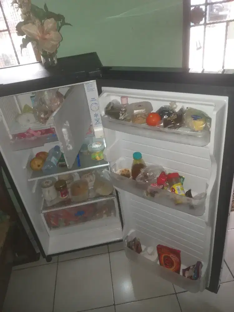 Kulkas 1 pntu baru 6 bln sgt baguus mulus gress free ongkir llmov