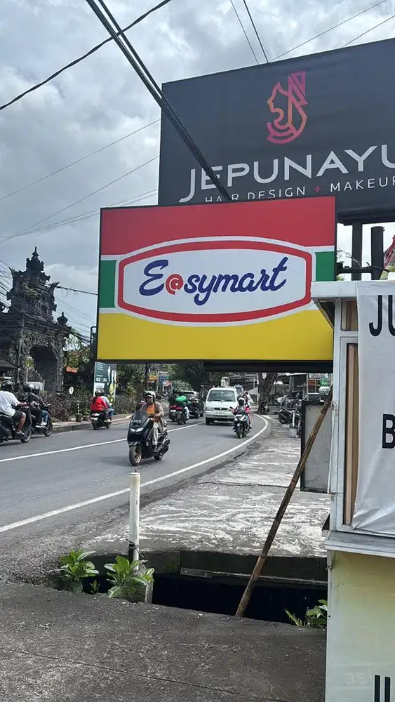 Kasir dan Staff Minimart