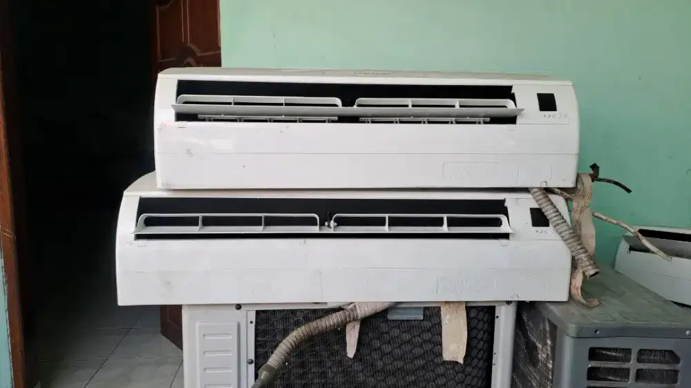 Di jual ac 1/2pk bekas seperti baru