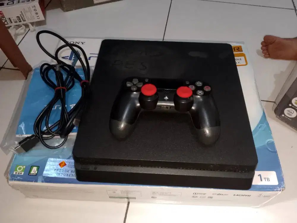 PS4 SLIM 1tb CUH2218B kondisi normal no minus. Minus pemakaian aja.
