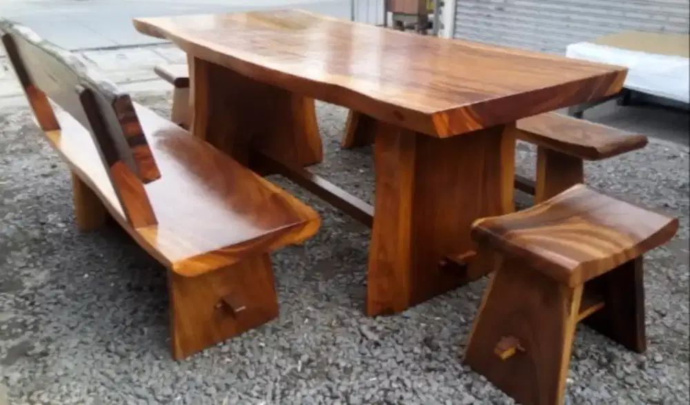 Meja makan kayu solid utuh alami trembesi