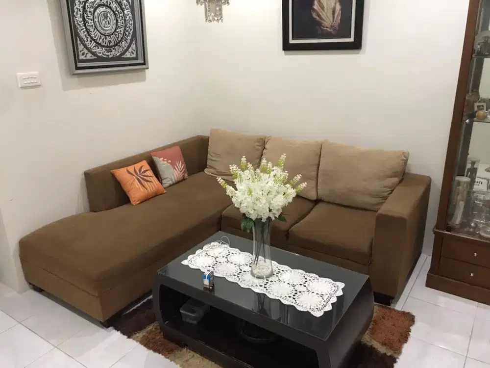 1 Set Sofa dan Meja